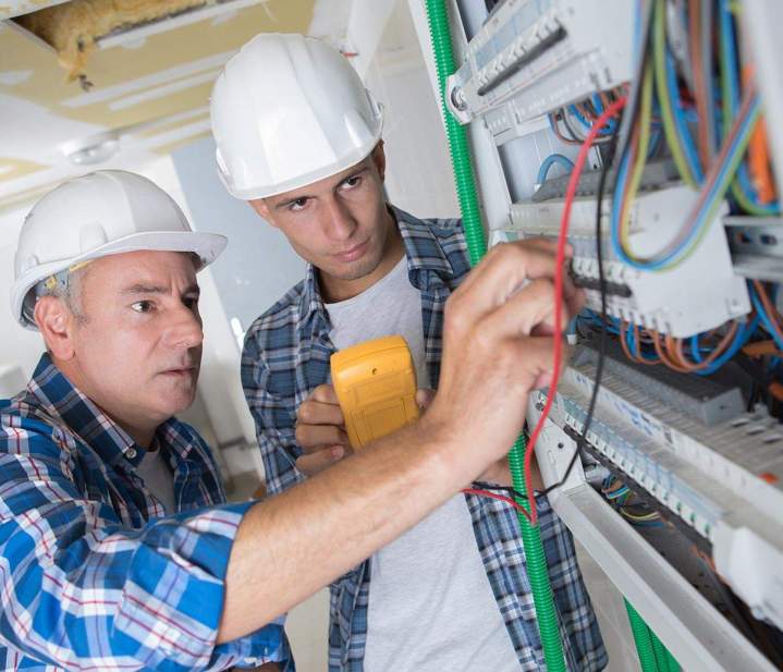 Techniciens qualifiés dans l’installation électrique